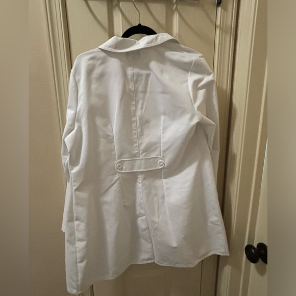 NWT Women’s White Lab Coat with organizer - Picture 3 of 6